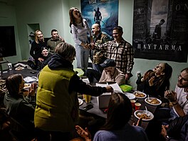 Divadlo veterán�. Zran�ní ukrajin�tí vojáci nazkou�eli v Kyjev� experimentální...