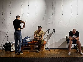 Divadlo veterán�. Zran�ní ukrajin�tí vojáci nazkou�eli v Kyjev� experimentální...