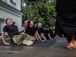 Divadlo veterán�. Zran�ní ukrajin�tí vojáci nazkou�eli v Kyjev� experimentální...