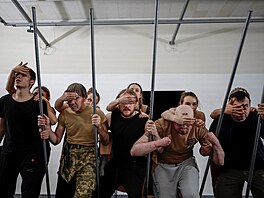 Divadlo veterán�. Zran�ní ukrajin�tí vojáci nazkou�eli v Kyjev� experimentální...