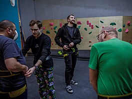 Divadlo veterán�. Zran�ní ukrajin�tí vojáci nazkou�eli v Kyjev� experimentální...