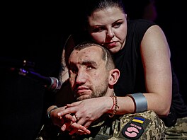 Divadlo veterán�. Zran�ní ukrajin�tí vojáci nazkou�eli v Kyjev� experimentální...