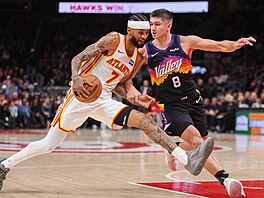 Nickeil Alexander-Walker (7) z Atlanty a Grayson Allen (8) z Phoenixu.