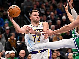 Luka Don�i� z LA Lakers v akci proti bývalým spoluhrá��m z Dallasu.