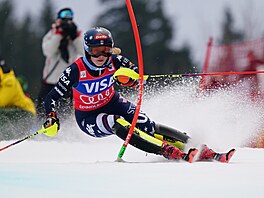 Americká hv�zda Mikaela Shiffrinová na trati slalomu ve �pindlerov� Mlýn�.
