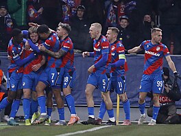 Plze�tí fotbalisté v euforii po tref� Luká�e �erva (druhý zleva).