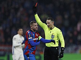 JE ZLE. Plze�ský kapitán Mat�j Vydra práv� obdr�el �ervenou kartu a sundává...