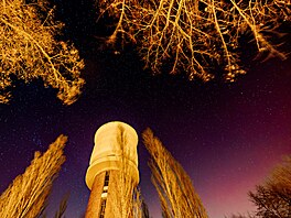 Polární zá�e byla viditelná kolem p�lnoci i v Hradci Králové, na snímku vodárna...