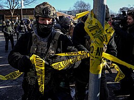 Agenti Ú�adu pro imigraci a cla (ICE) v Minneapolisu hlídají oblast, kde se...