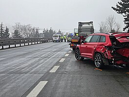 Kv�li ledovce do�lo na 215. kilometru D1 ve sm�ru na Brno k hromadné nehod� asi...