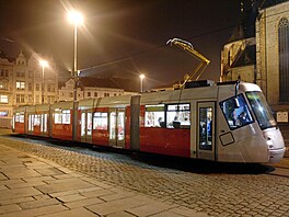 První z 20 tramvají s designem Porsche ur�ených pro Prahu absolvovala v noci na...
