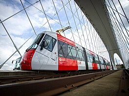 V�z �koda 14T v nové vizuální �edo-�ervené podob� na snímku po�ízeném 19....