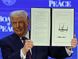 Americký prezident Donald Trump v Davosu spolu s pozvanými státníky podepsal...