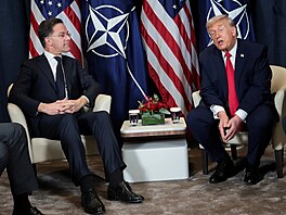 Generální tajemník NATO Mark Rutte a americký prezident Donald Trump v Davosu...