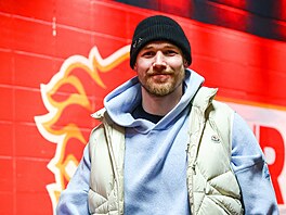 Adam Klapka z Calgary Flames p�ed zápasem s Anaheim Ducks.
