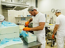 Máslo pat�í k jedné z d�le�itých surovin, bez které se Medovník nevyrobí. (20....