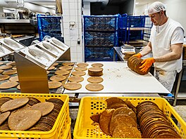 Rukama peka�� projde denn� n�kolik stovek a� tisíc placek. (20. listopadu 2025)