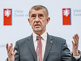 Tisková konference po jednání zástupc� vlády a odbor� o navý�ení plat� ve...