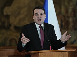 Ministr zahrani�í na tiskové konferenci promluvil o své komunikaci s...