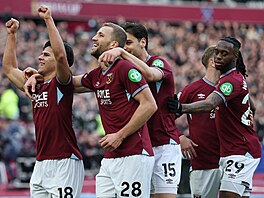 Mateus Fernandes z West Hamu slaví gól proti Sunderlandu. Objímá ho Tomá�...