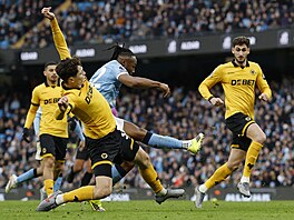 Antoine Semenyo z Manchesteru City skóruje proti Wolverhamptonu, sna�í se mu...