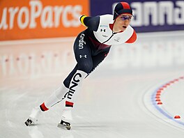 Rychlobrusla� Metod�j Jílek na trati 5000 metr� v Inzellu.