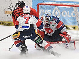 Jakub Navrátil z Olomouce se tla�í do zakon�ení v utkání s Pardubicemi.