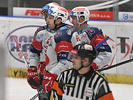 Pardubi�tí hokejisté slaví gól proti Olomouci.