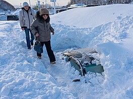 Lidé jdou po zasn�ené ulici ve m�st� Petropavlovsk-Kam�atskij na Dálném...