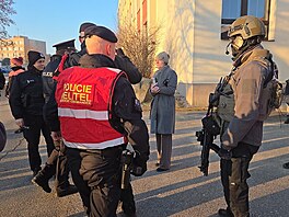 Anonym v Kaplici vyhro�uje základním �kolám výbuchem, zasahuje policie (20....