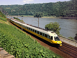 DB-Baureihe 403, Lufthansa Airport Express, zwischen Bacharach und Oberwesel...