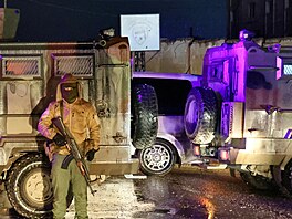 Syrský voják stojí na strá�i, zatímco kurdské Syrské demokratické síly (SDF) se...