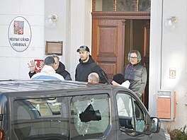 Auto po�kozené st�elbou p�ed obecním ú�adem v Ch�ibské na D��ínsku (19. ledna...