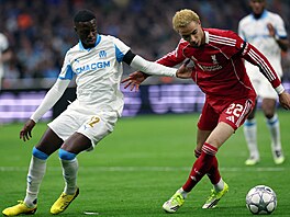 Hugo Ekitike z Liverpoolu se sna�í p�ejít p�es Weaha z Mraseille.