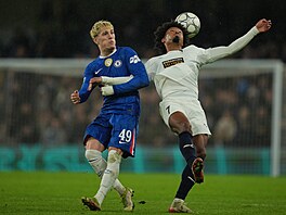 Bruno Felipe z Pafosu (vpravo) bojuje o mí� s Alejandrem Garnachem z Chelsea.