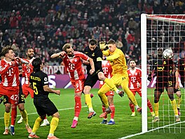 St�elec Bayernu Harry Kane se prosazuje v zápase s Royale Union SG.