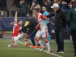 Vasil Ku�ej slaví gól proti Barcelon�.