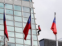 Americký horolezec Alex Honnold zdolal volným výstupem, tedy bez lana a...