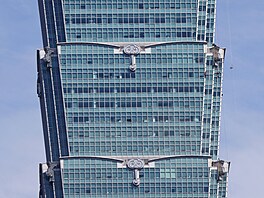 Americký horolezec Alex Honnold zdolal volným výstupem, tedy bez lana a...