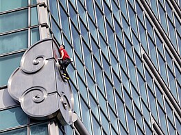 Americký horolezec Alex Honnold zdolal volným výstupem, tedy bez lana a...