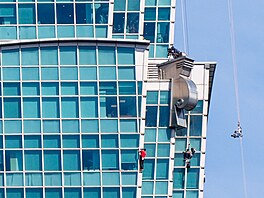 Americký horolezec Alex Honnold zdolal volným výstupem, tedy bez lana a...