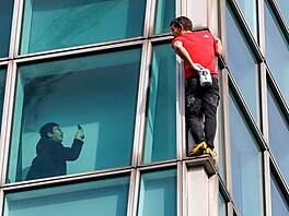 Americký horolezec Alex Honnold zdolal volným výstupem, tedy bez lana a...