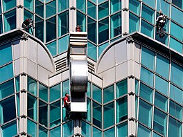 Americký horolezec Alex Honnold zdolal volným výstupem, tedy bez lana a...