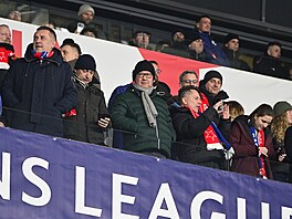 Tomio Okamura, p�edseda Poslanecké sn�movny, pe�liv� sleduje výkon týmu...