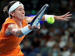 Nikola Bart��ková hraje forhend ve t�etím kole Australian Open.
