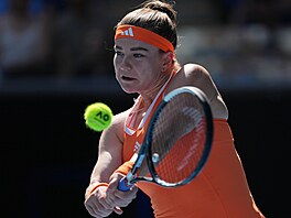 Karolína Muchová hraje bekhend v osmifinále Australian Open.