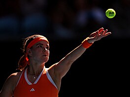 Karolína Muchová podává v osmifinále Australian Open.