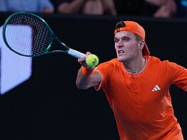 Jakub Men�ík hraje forhend ve t�etím kole Australian Open.