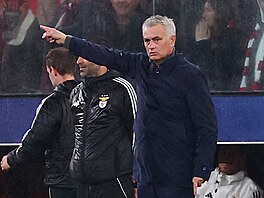 JDI DÁT GÓL. Trenér José Mourinho posílá branká�e Anatolije Trubina do...