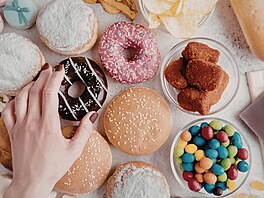Ob�í pln�ný donut z amerického Uticy vá�il 1,695 tuny a m�l pr�m�r tém�� p�t...